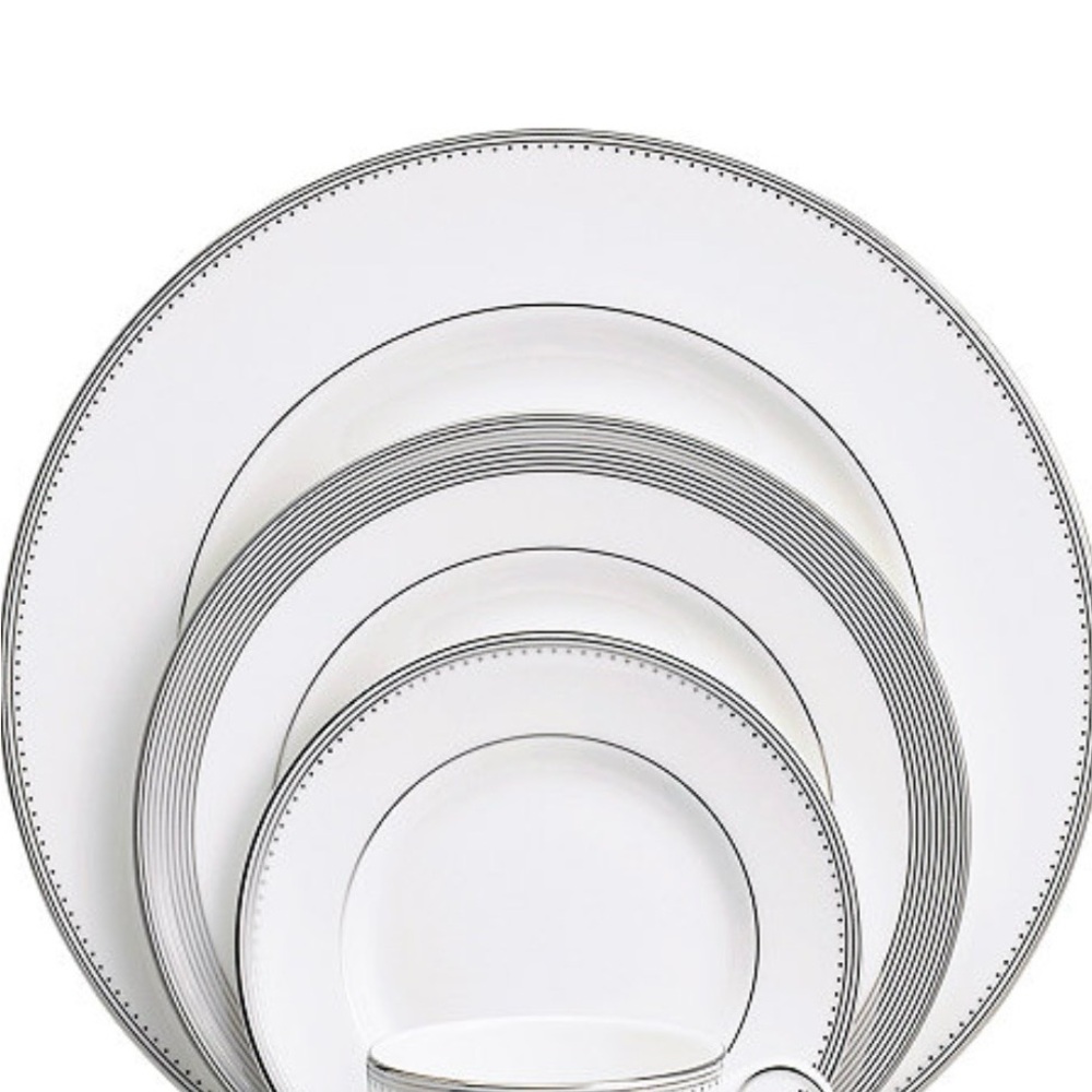 Vera Wang & Wedgewood China 8 place settings.Inc serving plater & gravy bowl